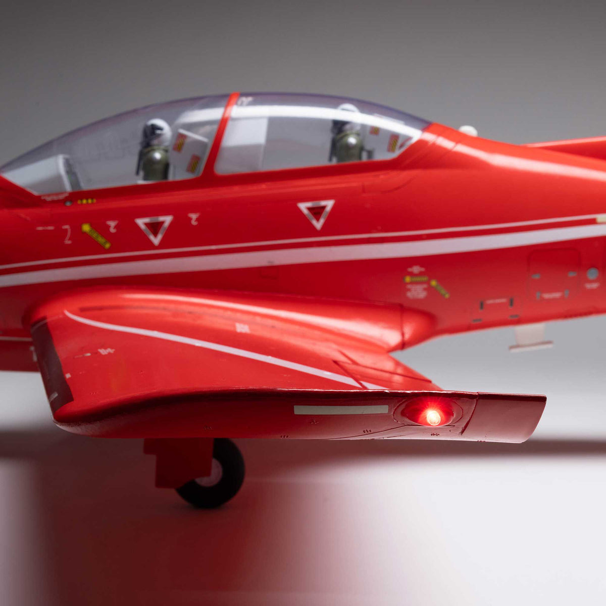 Avion RC E-flite Pilatus PC-21 1,3 m PNP – EFL14975 - Breizh Modélisme.