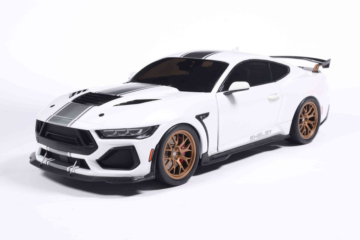 Solido S1813806 miniature collection 1/18 Shelby Mustang Super Snake blanche à rayures argentées - Breizh Modélisme.