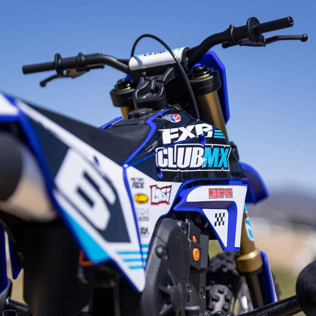 Moto RC Losi 1/4 Promoto-MX Motorrad RTR, Club MX LOS06000T2 bleu - Breizh Modélisme.