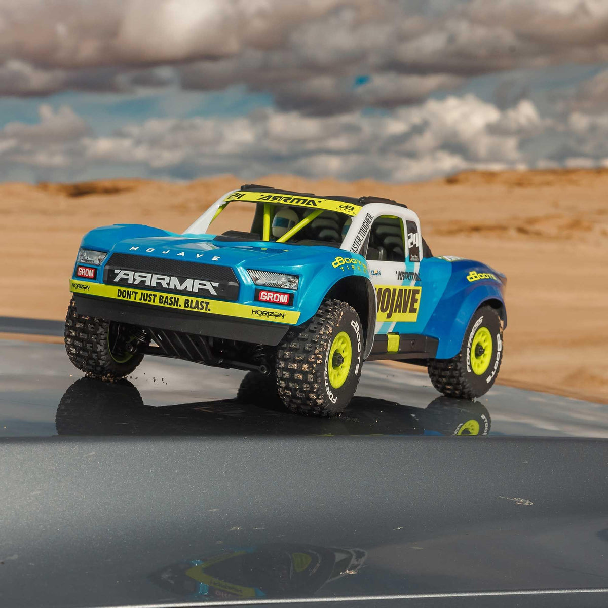 Arrma Mojave Grom Mega 1/16 380 4X4 Small Scale Desert Truck RTR blanc/bleu - Breizh Modélisme.