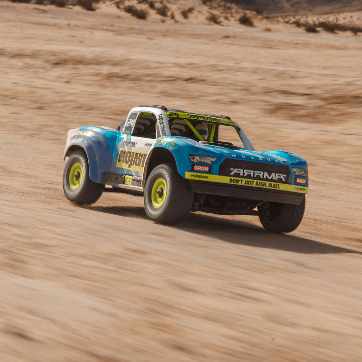 Arrma Mojave Grom Mega 1/16 380 4X4 Small Scale Desert Truck RTR blanc/bleu - Breizh Modélisme.