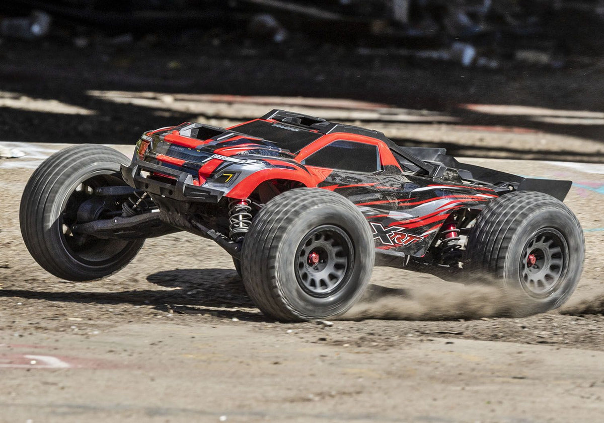 Voitures RC performantes sur piste, démonstration de performances exceptionnelles en modélisme automobile radiocommandé.