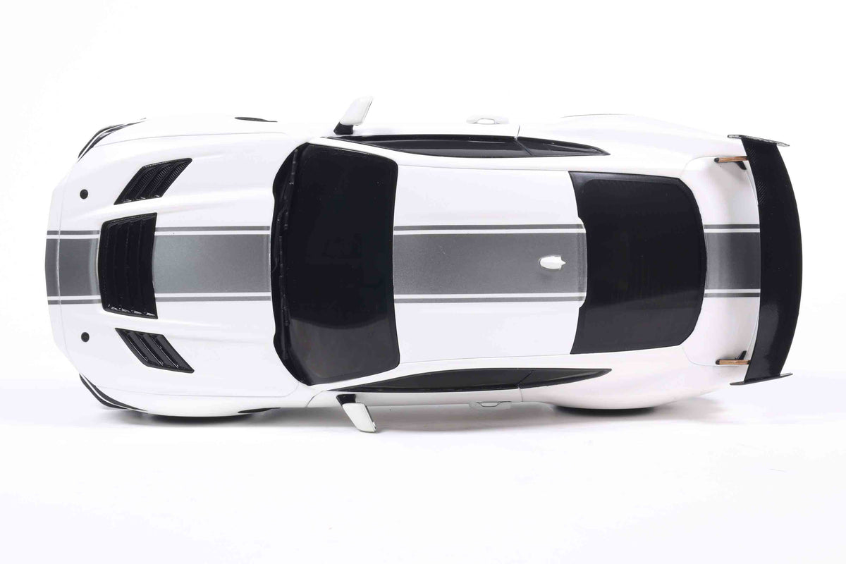 Solido S1813806 miniature collection 1/18 Shelby Mustang Super Snake blanche à rayures argentées - Breizh Modélisme.
