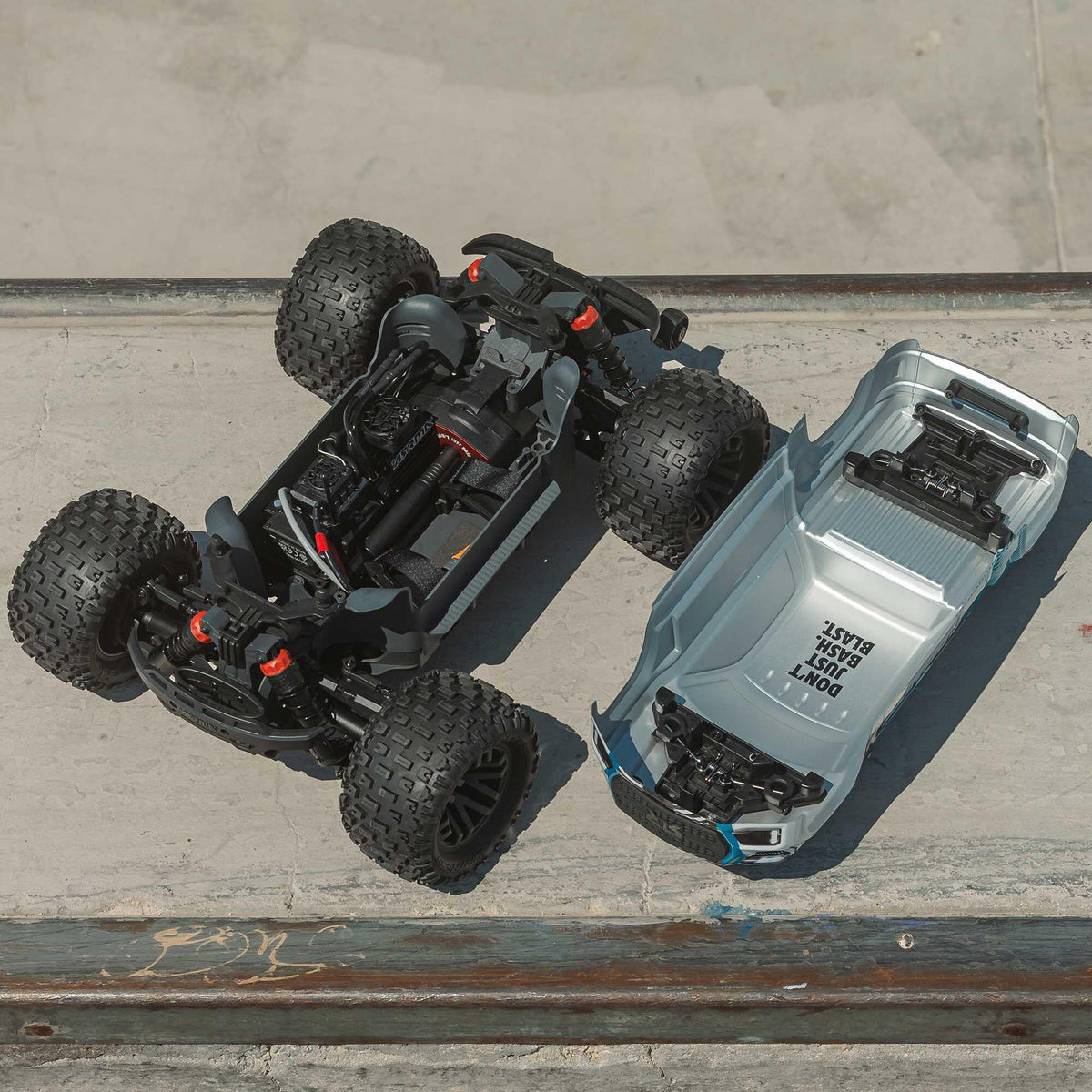 Arrma Monster Truck brushless GRANITE 223S DSC 4X4 RTR 1/10 gris - ARA4302V4T3 - Breizh Modélisme.