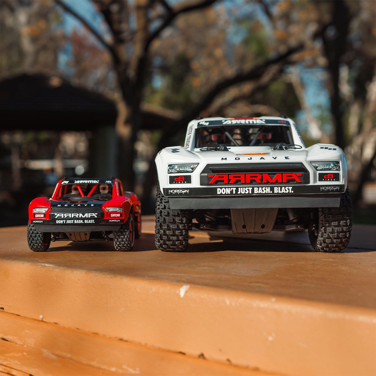 Arrma Mojave Grom Mega 1/16 380 4X4 Small Scale Desert Truck RTR rouge/noir - Breizh Modélisme.