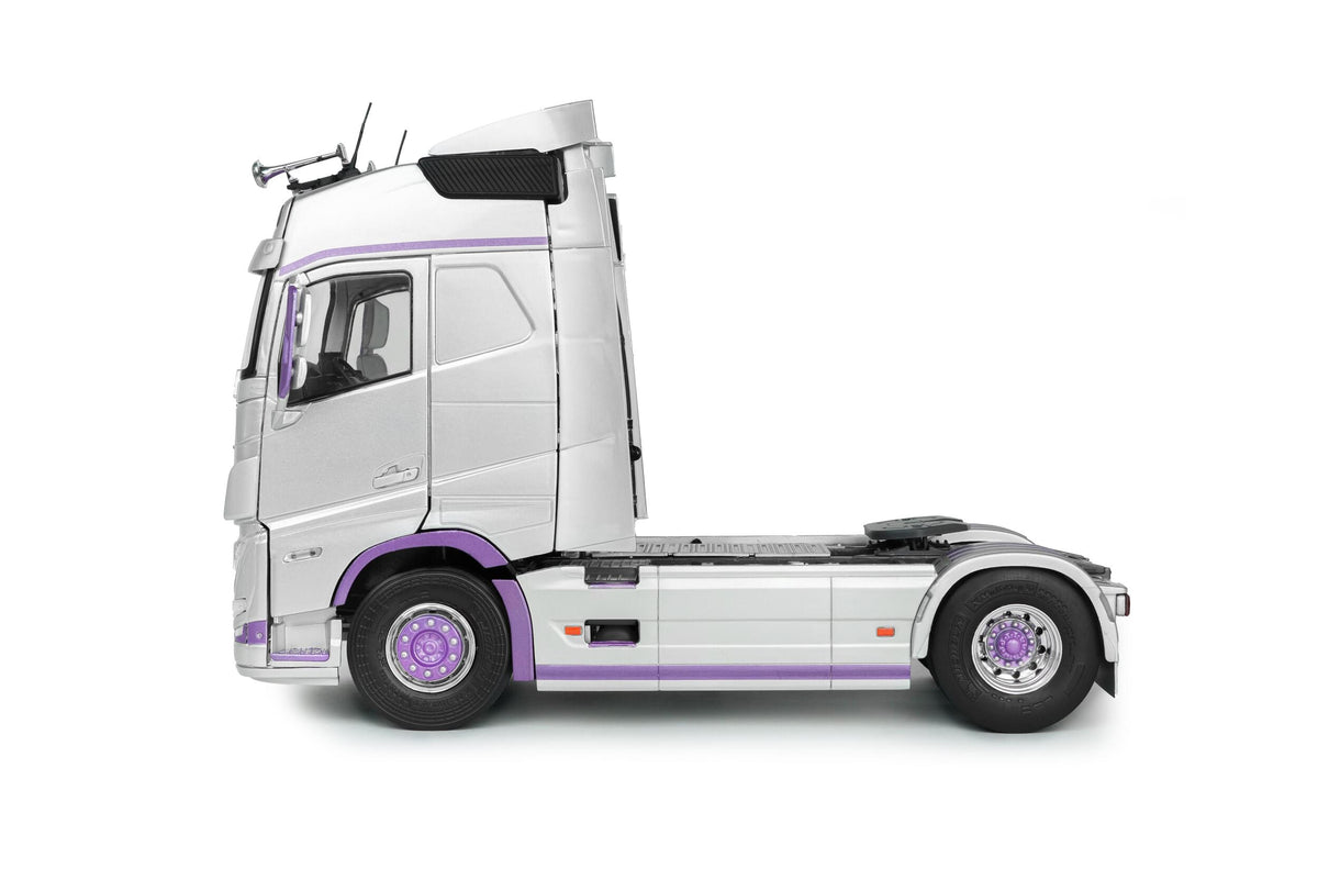 Solido S2400105 Voiture miniature collection 1/24 FH Globetrotter XL argent/violet 2023 - Breizh Modélisme.