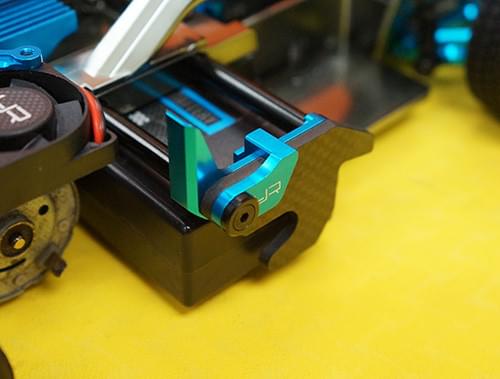 Support de batterie en aluminium et graphite pour Tamiya M05 Yeah Racing - Breizh Modélisme.
