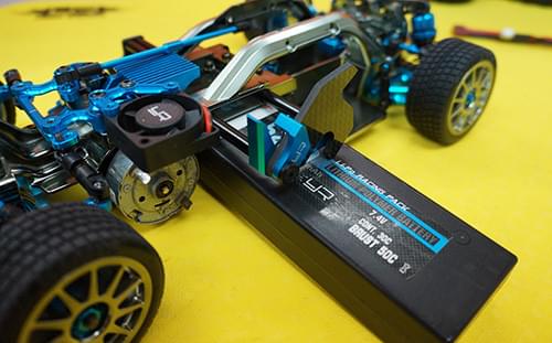 Support de batterie en aluminium et graphite pour Tamiya M05 Yeah Racing - Breizh Modélisme.